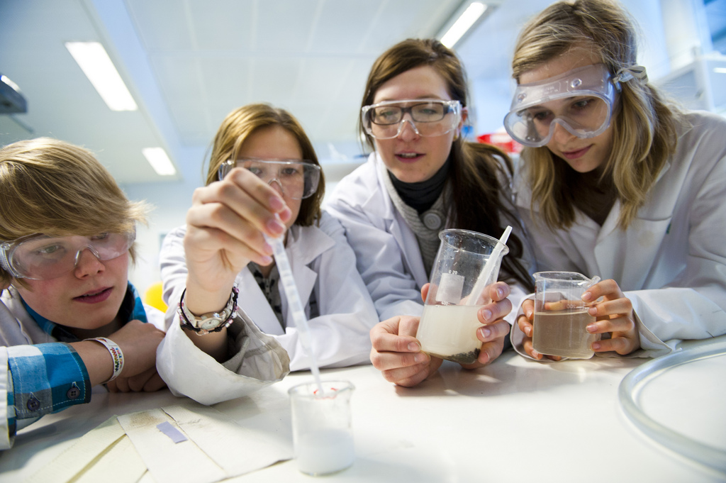 Studerande i Kemiklassrummet Gadolin.