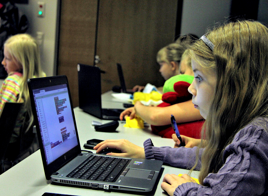 Tyttöjä oppimassa peliohjelmoinnista.