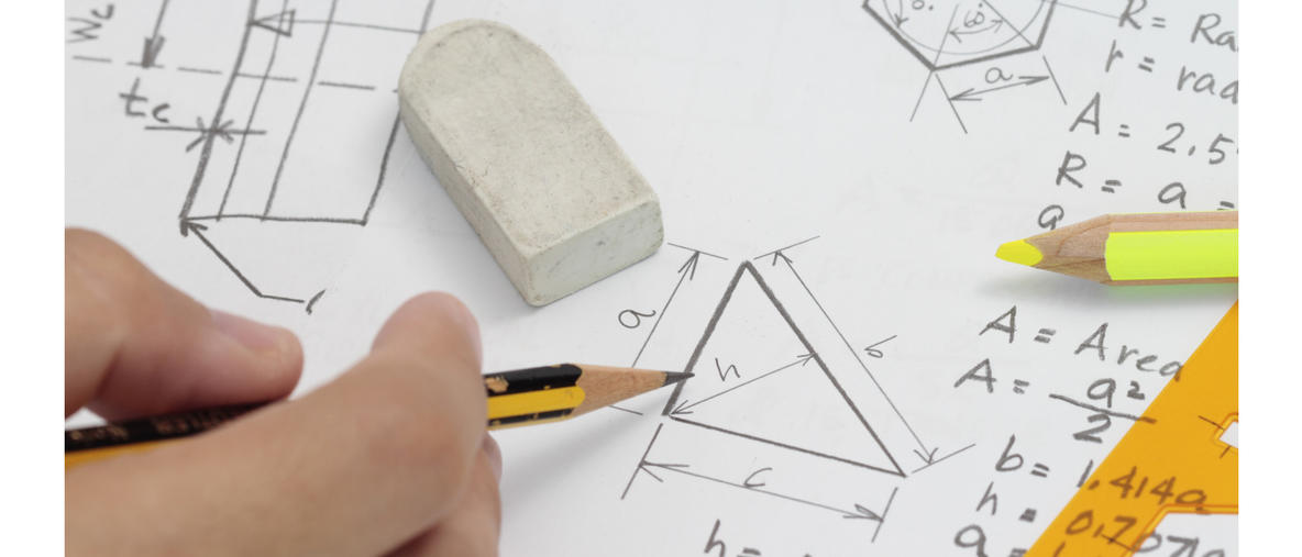 Pinta-alojen laskemista kynällä ja paperilla.