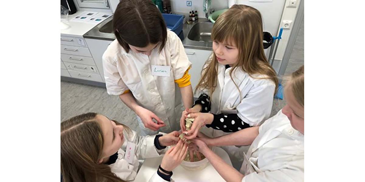 Osallistujia ZAU-tiedekerhossa tytöille.