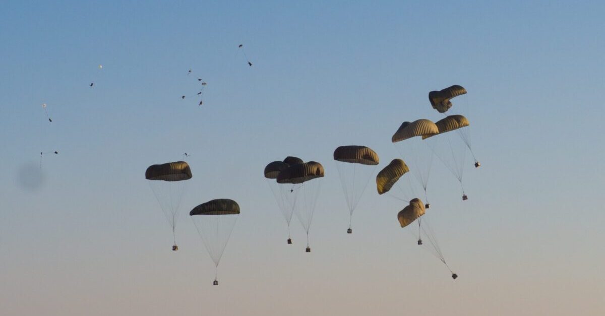 Laskuvarjoja taivaalla.