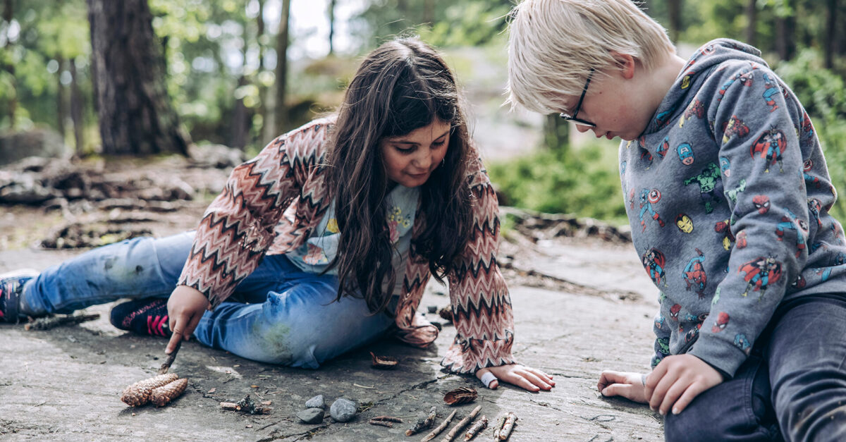 Tiedekasvatusta voi harjoittaa myös luonnossa: esimerkiksi matematiikkan oppimiseen on olemassa lukuisia erilaisia tehtäviä.