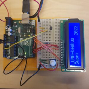 Arduino. jonka näytölle on koodattu teksti LUMA-keskus Suomi.