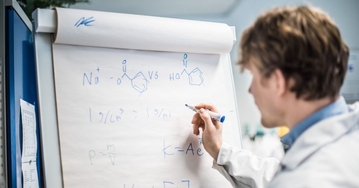 Fläppitaululle piirretään kaavoja.