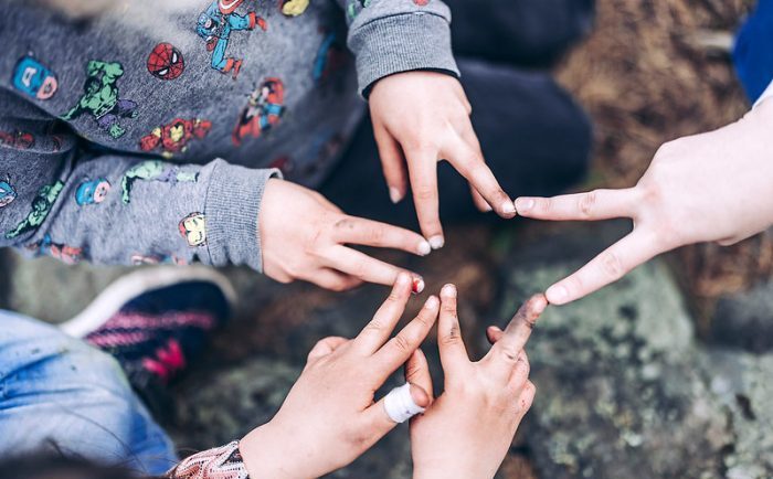 Kuvituskuvassa eri ikäisten ihmisten kädet muodostavat tähden