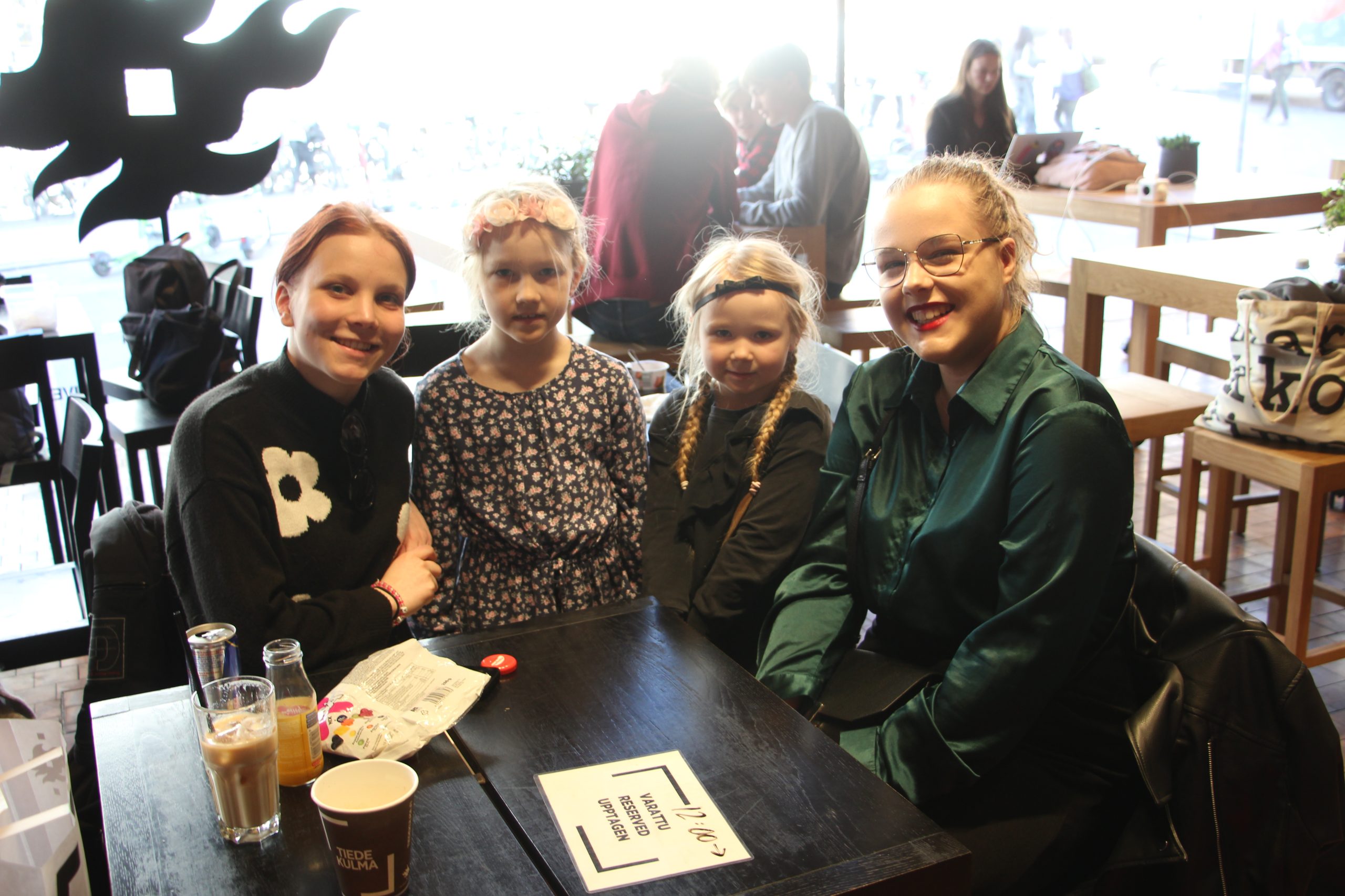 Millennium Youth Prize -kilpailun 2022 voittajat Ella Kauppila ja Wilma Nylander.