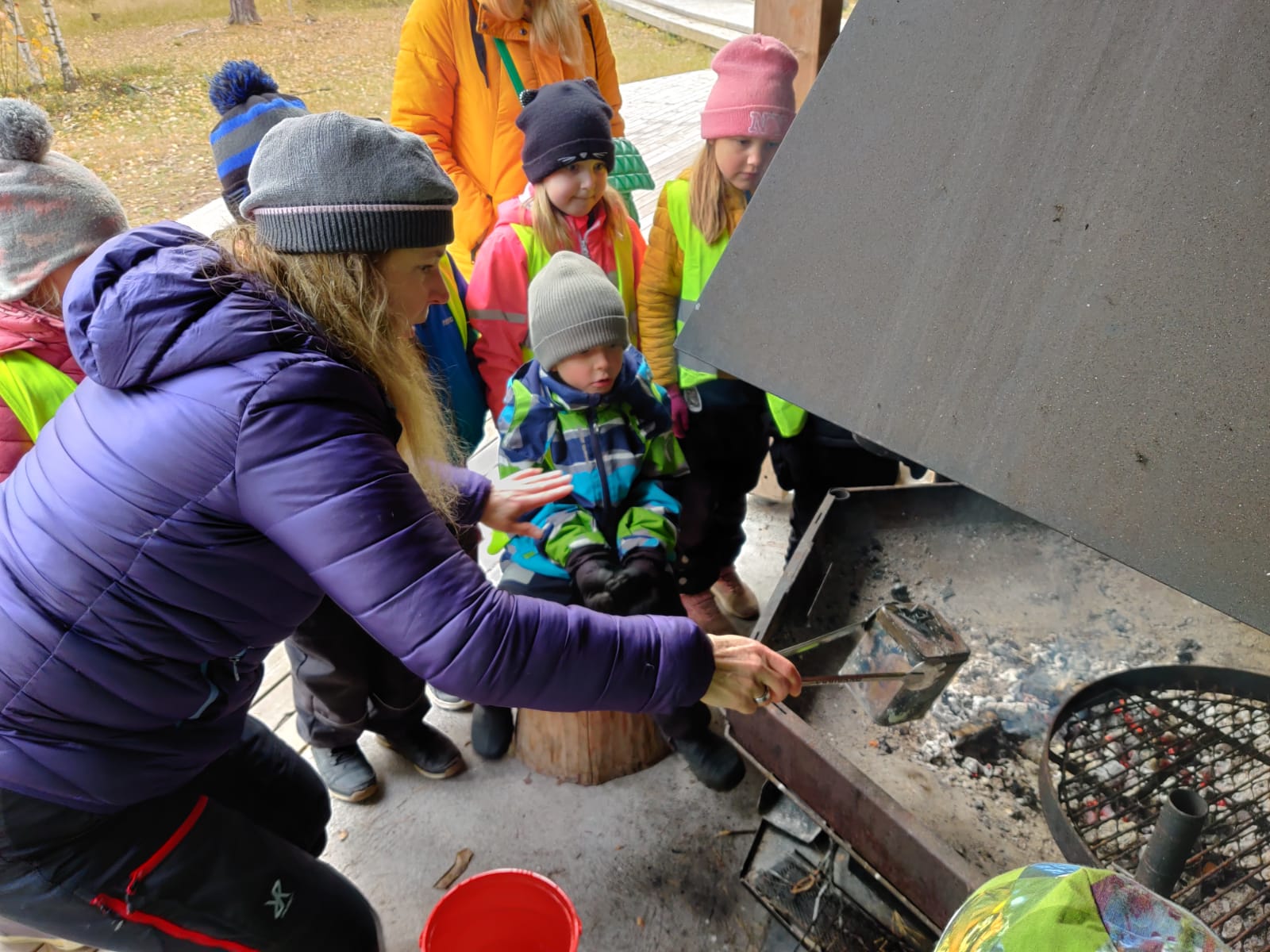 Taipalsaaren koulun esiopetusryhmä poimivat hiiliä ja mittaavat aikaa.