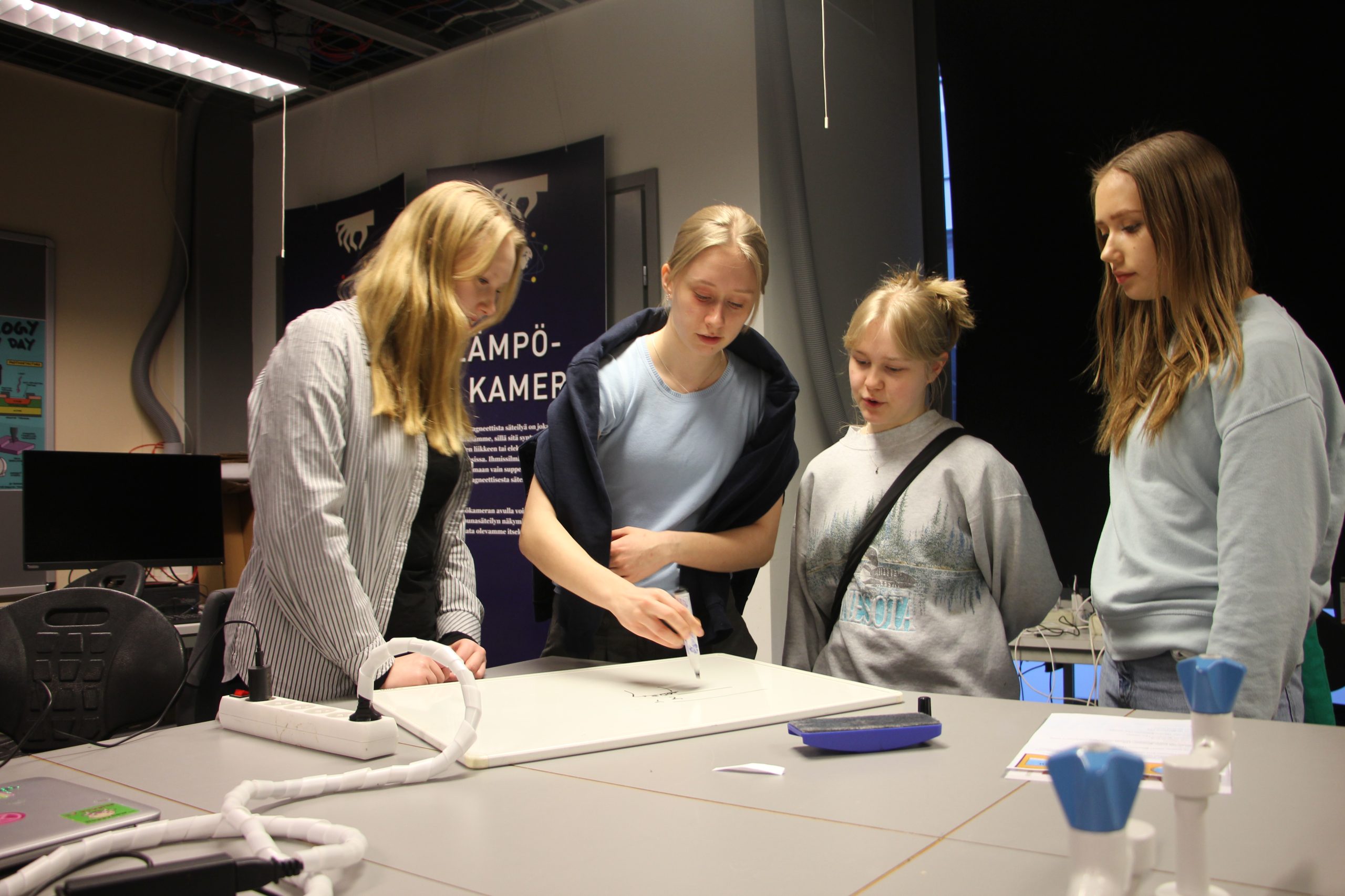 Kuvituskuva, nuoria jotka opiskelevat yhdessä ja ratkovat ongelmia.