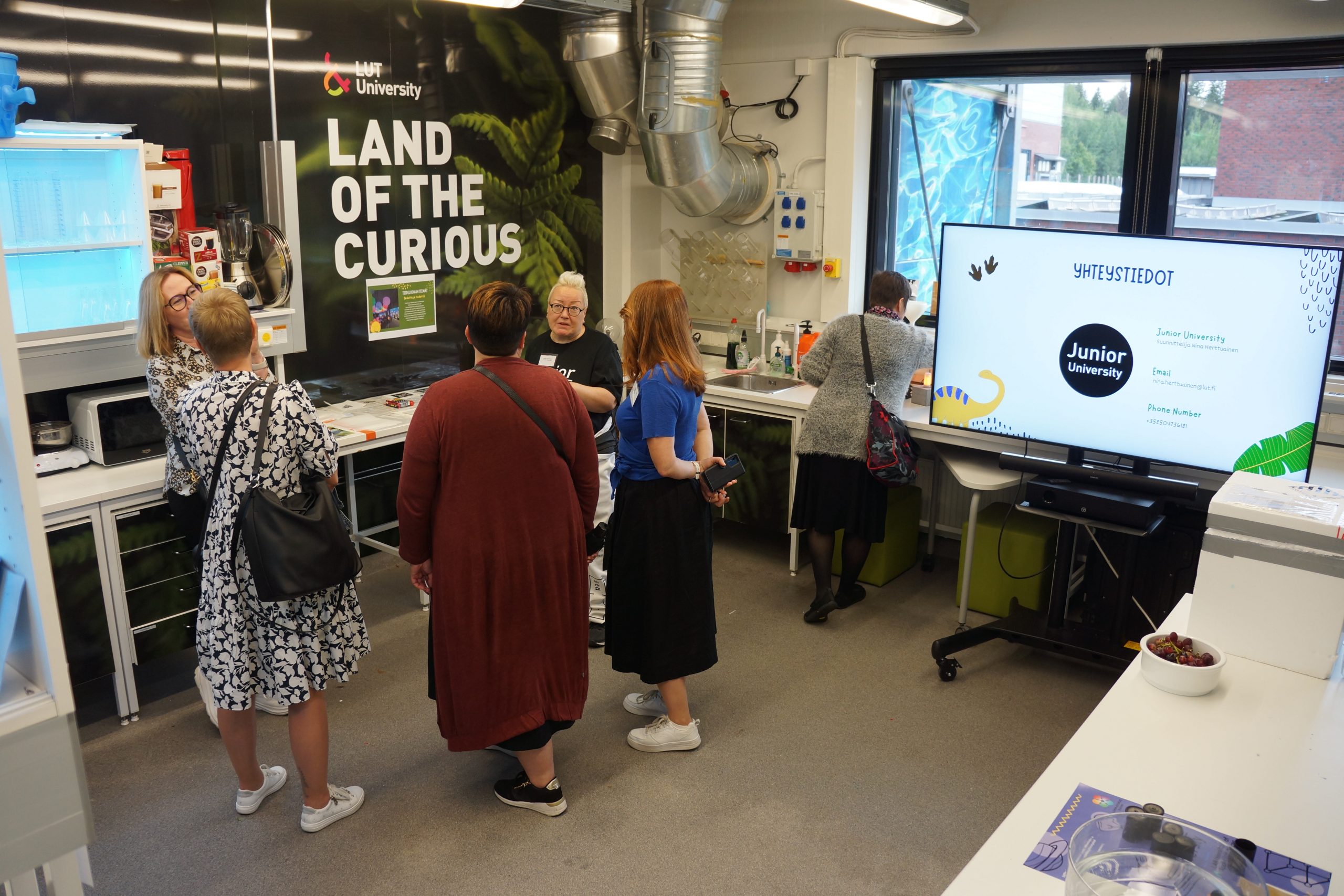 LABin Muotoiluinstituution Kuvataideopiskelija Minja Kautiainen esittelemässä Tiedeluokka Polun syksyn ohjelmistossa olevaa taidegrafiikan työpajaa.