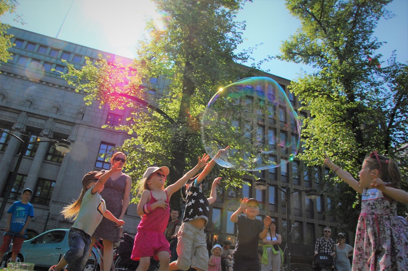 Lapsia jotka leikkivät saippuakuplan kanssa.