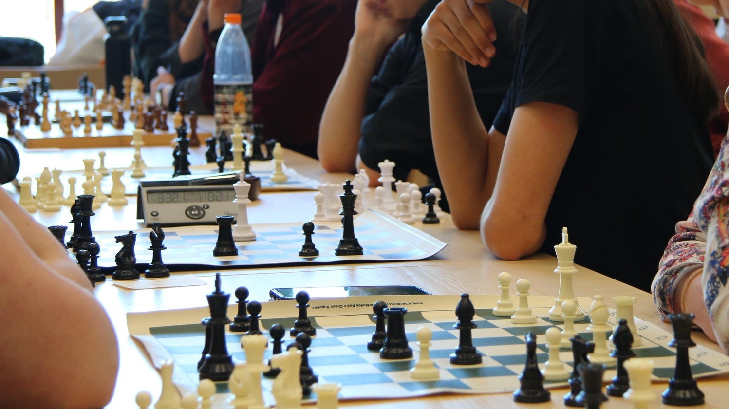 Kuvituskuva. Shakkiturvaus Helsingin luonnontiede lukiossa.