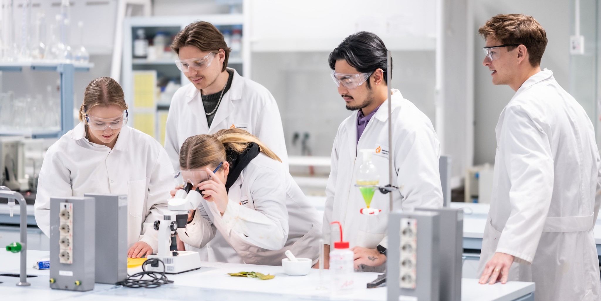 Kuvassa lukiolaisia opintokäynnillä yliopiston kemian laboratoriossa.