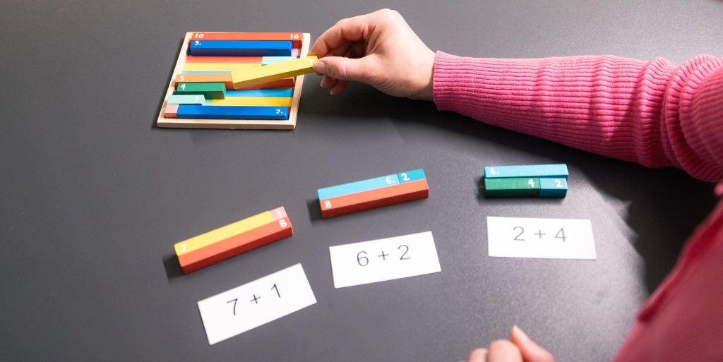 Kuvassa matematiikan opetuksessa käytettäviä värisauvoja. Monet LUMA-keskukset lainaavat värisauvoja kouluille. Kuvaaja: Konsta Lähde / Kuvalähde Oy